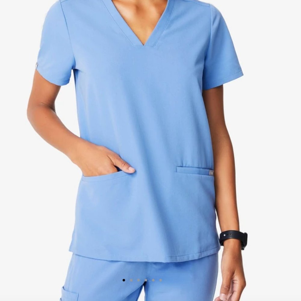 FIGS  Scrub Set, Casma™ Three-Pocket Scrub Top & FIGS Yola™ Skinny Scrub Pants